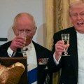 'Моја мама је била заљубљена у вас': Шале Трампа и краља Чарлса