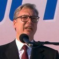(Foto) Predsednik Vučić izašao na binu, usledio višeminutni aplauz Čuju se prve poruke lidera Srbije: Kada smo zajedno i…