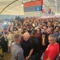 Drežnik ustao na noge: Vučić među narodom, truba i povici „Aco, Srbine” odjeknuli užičkim krajem