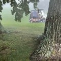 (Uznemirujući video) Muškarca udario grom dok je snimao oluju. Stajao pored drveta i smejao se, a onda se začuo jak prasak…