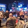 Ilija Srdanović prišao pristalicama SNS, krenula tuča: Aktivistkinja SNS udarena u glavu u Novom Sadu (foto)
