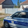 (Foto) Prve slike sa mesta užasa kod Novog Bečeja: Delovi tela žene nađeni u zamrzivaču, njen sin odmah odvezen na…