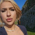 "D**e bomba, a u struku tanka" Jovana Jeremić opet vozi rolere po Beogradu i šokira: Iz premalog topa grudi kipe, a uske…