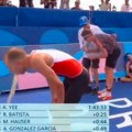 Uznemirujuća scena! Organizatori ozbiljno ugrozili zdravlje takmičara? Olimpijac povraća posle plivanja u zagađenoj Seni…