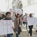 Maturanti gimnazije nastavili blokadu: Po petnaest minuta tišine i buke FOTO/VIDEO