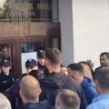 Haos u Kosjeriću: Naprednjak pokazao srednji prst građanima, odmah poletela jaja VIDEO