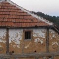 Ovo je žikina porodična kuću u Jasikovici: Za stan u BG iskeširao 150.000 €, a svi žele da spavaju u ovoj sobi od blata!