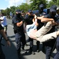 BLOG UŽIVO Blokirana raskrsnica u centru Beograda: Policajci sa fantomkama „razbili“ blokadu u Zemunu, građani se ne razilaze…
