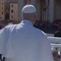 Objavljen snimak! Papa Lav XIV udara snimatelja u papamobilu na Trgu Svetog Petra! (foto/video)