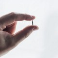 Šveđani masovno ugrađuju mikročipove u ruke: Praktično rešenje ili korak ka digitalnoj kontroli?