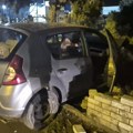 (Foto) Automobilom uleteo u dvorište Nesvakidašnja nesreća u Novom Sadu: Od siline udara se aktivirao erbeg, probio ogradu