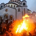 (Foto) Zapaljen badnjak ispred Hrama Svetog Save, pravoslavni vernici slave Badnje veče