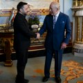 Zelenski poklonio tablet kralju Čarlsu III: omogućava uživo praćenje situacije na bojnom polju u Ukrajini