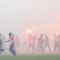 (Video) Huliganski pir u Pragu: Veliki češki derbi prekinut nakon sukoba navijača