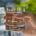 Izbegnite nesnosan bol: Ovo je tačna količina vode koju morate da pijete da biste sprečili kamen u bubregu