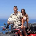 Snajka Zlate Petrović u ubitačnom kupaćem, sevaju rasne obline! Sa Pejom se baškari u Grčkoj, voze kvad i razmenjuju nežnosti…