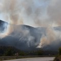 Veliki požar uz magistralu Novi Pazar–Kraljevo, dim otežava saobraćaj