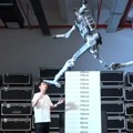VIDEO: Kineski robot "Supermen" skače preko dva metra i trči 45 kilometara na sat
