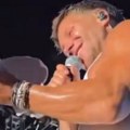 Devojka mu bacila brus, a kiša lije kao iz kabla! Hit scena na koncertu Saše Kovačevića: "Šta mu ovo dođe, trojka, dvojka?"…