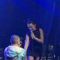 Aca Amadeus zaprosio 23 godine mlađu devojku na koncertu! Kleknuo pred Barbarom na bini, evo šta je odgovorila