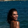 Bikini toliko mali da se jedva i vidi! Mina Vrbaški ovakva pozira na plaži - reakcije ljudi burne (foto)