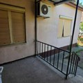 FOTO: Dve stambene jedinice, tri garaže i skoro 5 ari placa – prodaje se kuća u Zrenjaninu