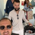 Pevač izveo ženu iz bolnice: Dobio šesto dete, a ovo je njegov luksuzni dom - kristalni lusteri, a na ulazu...
