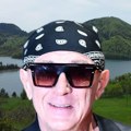Pevač sagradio 4 kuće od 450 kvadrata i sopstveni most, pa ogradio jezero bovama: Ovde uživa sa 22 godine mlađom suprugom…