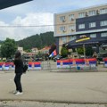 Srbi nastavljaju mirne proteste: Hetemi i dalje u zgradi Opštine Leposavić