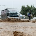 Oluja u Grčkoj ne prestaje da divlja: Jedan muškarac poginuo, stotine kuća poplavljeno, putevi pretvoreni u bujice FOTO