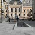 Spomenik Radomiru Putniku umotan u najlon, Trg u betonu