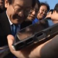 (uznemirujući video) Nož u vrat: Napad na južnokorejskog opozicionog lidera