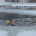 Heroj koji je spasao psa Vatrogasac puzao po ledu kako bi iz ledene vode izvukao kucu (video)