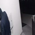 Uhvaćen maskirani provalnik Snimljen kako nožem ubada interfon (video)