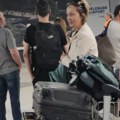 Uhvaćeni prvi put! Roditelji Ane Ivanović sa unucima Sleteli u Srbiju, a na aerodromu ih dočekala Dragana Džajić