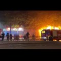 Vatra guta kladionicu Izbio ogroman požar na Bulevaru Kralja Aleksandra u Beogradu! Na terenu dva vatrogasna vozila (video)