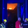 Detalji požara u Dobanovcima: Gori 4.000 metara kvadratnih, kulja dim, na terenu 31 vatrogasac