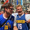 Ameri iz Denvera u Jokićevom dresu bodre Srbiju u Minhenu: Ogrnuli zastavu i zapevali Kosovo je Srbija