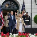 Biden: Ne izlazite na ceste