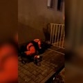 (Video) Potresne scene: Deda Mraz nepomično leži na betonu posle stravičnog pada, ljudi sklanjali decu i trčali da mu…