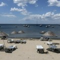 Turisti za Prvi maj u Antaliji mogli u istom danu da plivaju na plaži i grudvaju se