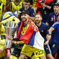 Ovaj prizor iz abu dabija obilazi celu Srbiju! Gudurić ogrnuo našu zastavu, pa podigao trofej - kapiten Fenera divnim gestom…