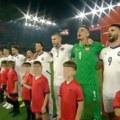 Sramota! Albanska deca pokazivala orla dok su stajala ispred fudbalera Srbije tokom intoniranja "Bože pravde"