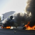 Pakao na ulicama Los Anđelesa: Policija puni autobuse uhapšenim demonstrantima, svima su ruke vezane iza leđa VIDEO