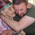 Majka iz Novog Pazara pronašla sina nakon nakon 40 godina, snimak susreta lomi srce: Sine moj, da li sanjam?