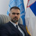 Građani i studenti u blokadi protestuju ispred zgrade u kojoj živi gradonačelnik Novog Sada