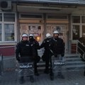 Incident u Novom Sadu: Sprečen nasilan ulazak u Fakultet sporta i fizičkog vaspitanja, policajac pogođen ciglom u glavu