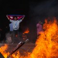 (Foto, video) cela zemlja u plamenu! Broj mrtvih raste iz sata u sat, demonstranti pale kuće ministara: Policija ispaljuje…