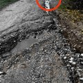Čitaoci javljaju: Ko je nadležan za kratere od vode na putu u Donjoj Lokošnici