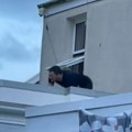 Kamera uhvatila muškarca kako panično beži kroz prozor: "Izgleda da je komšinicin muž stigao kući" (video)